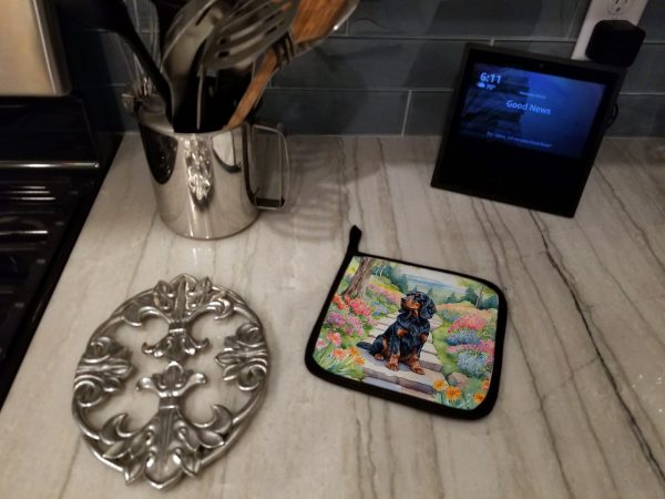 Gordon Setter Spring Path Pair of Pot Holders For Sale - Image 3